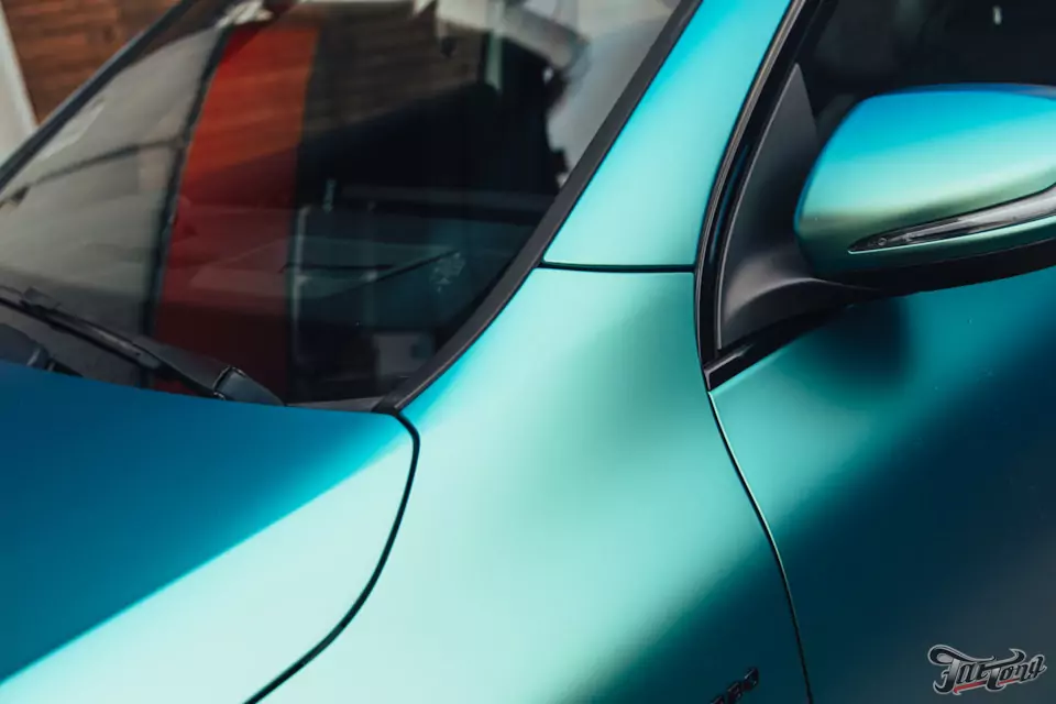 Оклеили Mercedes GLA 45 AMG в винил от Oracal в оттенке Aquamarine, покрыли пленку керамикой. Окрасили суппорта в красный цвет с логотипами AMG